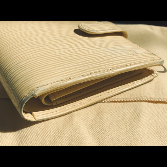 LOUIS VUITTON Vanilla Epi Leather Compact Wallet - Picture 2 of 8